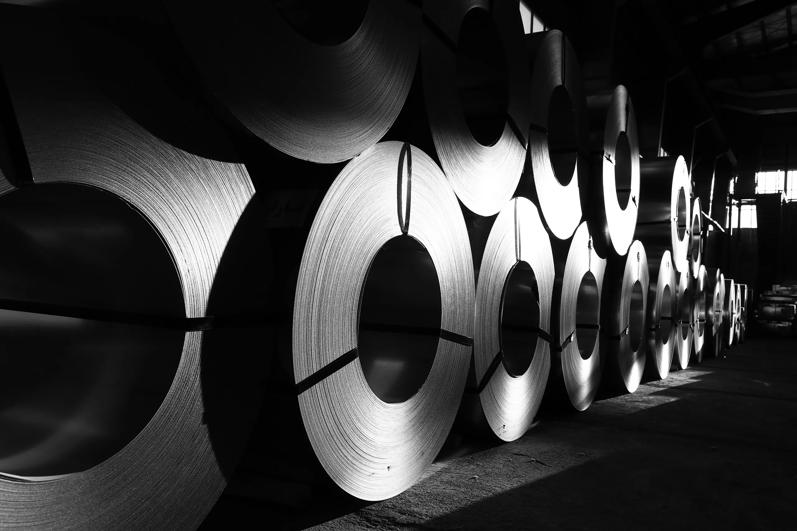 Rouleaux de feuilles d'acier en noir et blanc.